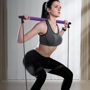 Exercice avec une barre de Pilates violette, élastiques et sangles pour les pieds