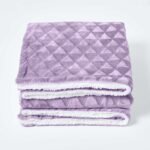 Plaid polaire Homescapes violet clair plié avec revers crème effet sherpa