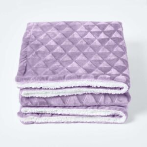 Plaid polaire Homescapes violet clair plié avec revers crème effet sherpa