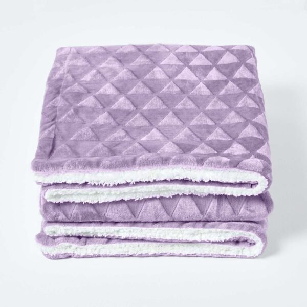 Plaid polaire Homescapes violet clair plié avec revers crème effet sherpa