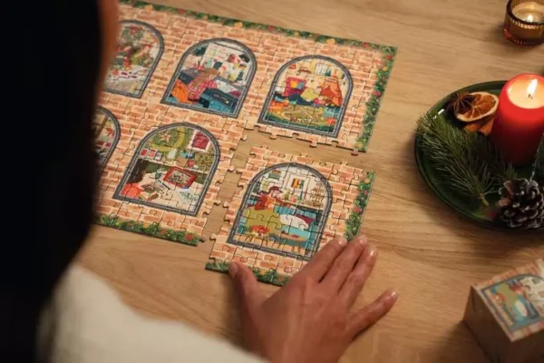 Calendrier de l’Avent puzzle Ravensburger 2026 Noël à la maison — présentation fabricant 3