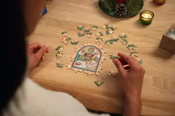 Calendrier de l’Avent puzzle Ravensburger 2026 Noël à la maison — présentation fabricant 4