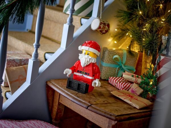 lego-40820-pere-noel-4 Père Noël LEGO 40820 présenté dans une décoration de fêtes