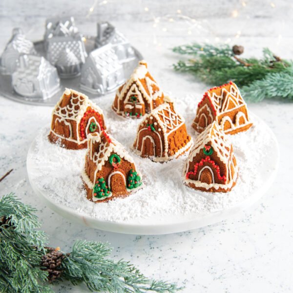Petits gâteaux maisons réalisés avec le moule Cozy Village