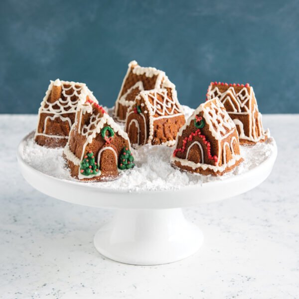 Détails des gâteaux en forme de maison Cozy Village