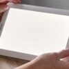 Lampe de luminothérapie Beurer TL 30 posée sur un bureau