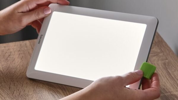 Lampe de luminothérapie Beurer TL 30 posée sur un bureau