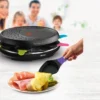 digital tefal raclette grill crepe re310812 2100113895 lifestyle02 tif Raclette Tefal Colormania RE310812 en utilisation à table
