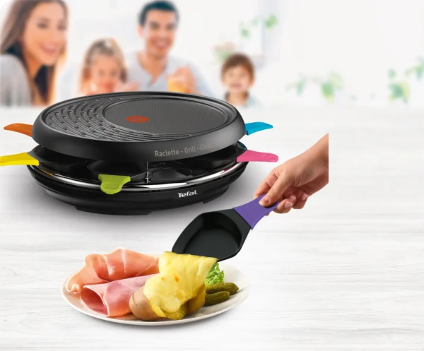 digital tefal raclette grill crepe re310812 2100113895 lifestyle02 tif Raclette Tefal Colormania RE310812 en utilisation à table