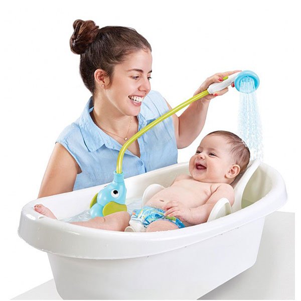 Douchette bain bebe Yookidoo bleu vert 3 Utilisation de la douchette Yookidoo pour rincer bébé