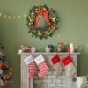 homcom-830-225-couronne-noel-lumineuse-60-cm-9 Couronne de Noël HOMCOM 830-225 au-dessus d’une cheminée
