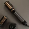 Remington AS8810 brosse et accessoires sur fond sombre Remington AS8810 Keratin Protect : brosse et accessoires sur fond sombre