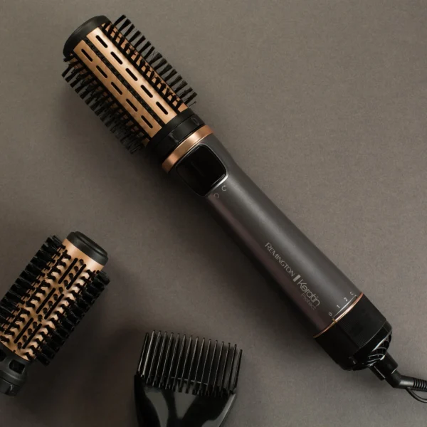 Remington AS8810 brosse et accessoires sur fond sombre Remington AS8810 Keratin Protect : brosse et accessoires sur fond sombre