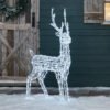 renne-lumineux-swinsty-120-cm-xx2001eu-2 Renne Swinsty de Noël devant une cabane