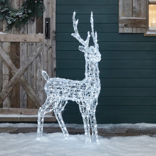 renne-lumineux-swinsty-120-cm-xx2001eu-2 Renne Swinsty de Noël devant une cabane