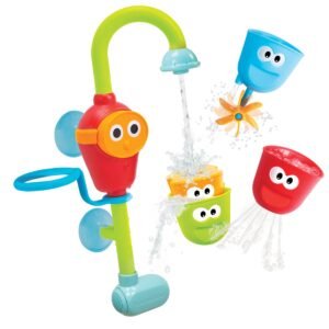 Yookidoo Flow N Fill Spout vue 1 Robinet de bain bébé Yookidoo Flow N Fill Spout, produit et trois gobelets