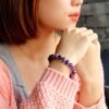 Yousuy 3438 vue complementaire 2 Bracelet à perles violettes en cristal – Ajustable — vue complémentaire 2