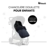 Chancelière Hauck noire en situation ; poussette et remorque non incluses