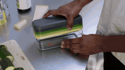 Démonstration animée du Joseph Joseph Multi-Prep Compact 20222 : râper, trancher et couper des légumes