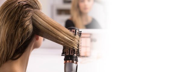 Coiffure avec la brosse soufflante Keratin Protect Coiffure avec la brosse soufflante Keratin Protect