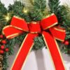 homcom-830-225-couronne-noel-lumineuse-60-cm-7 Gros plan sur le nœud rouge de la couronne HOMCOM 830-225