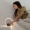 beurer-wl65-11 Réveil Beurer WL 65 avec smartphone en charge sur une table de nuit