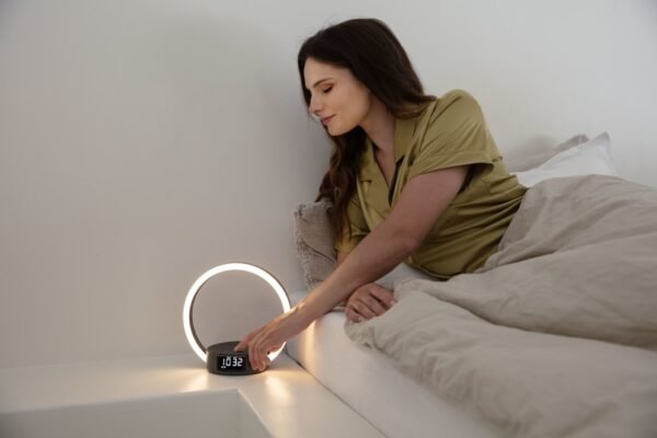 beurer-wl65-11 Réveil Beurer WL 65 avec smartphone en charge sur une table de nuit